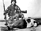 Jesse Chacn posa junto a unos de los cados en la masacre de VTV durante la intentona de golpe del 4 de febrero 1992.