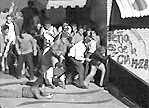 Vndalos comunistas abren fuego contra la poblacin civil en Puente Llaguno, Caracas, durante la llamada Masacre de Miraflores.