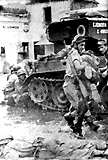 Soldados auxilian a uno herido.